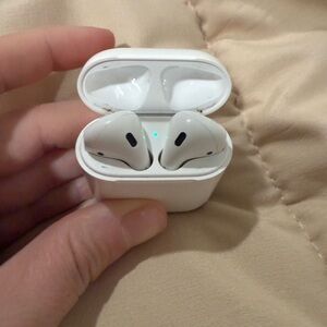 Apple White Wireless Earbuds with Charging Case